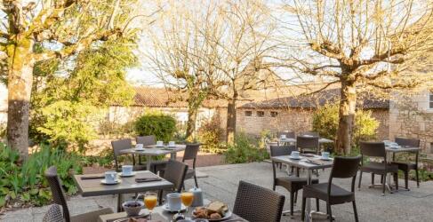 Hotel The Originals Château De Périgny-4