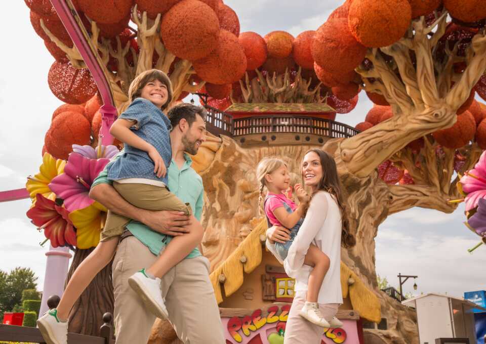 Familie im Gardaland in italien