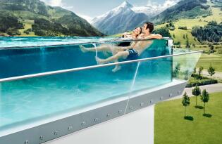 Traumhafter Wellnessurlaub mit gläsernem Skylinepool und Alpenpanorama
