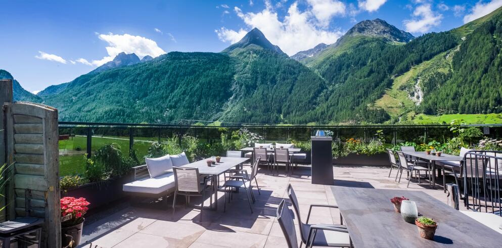 VIER Studios & Restaurant