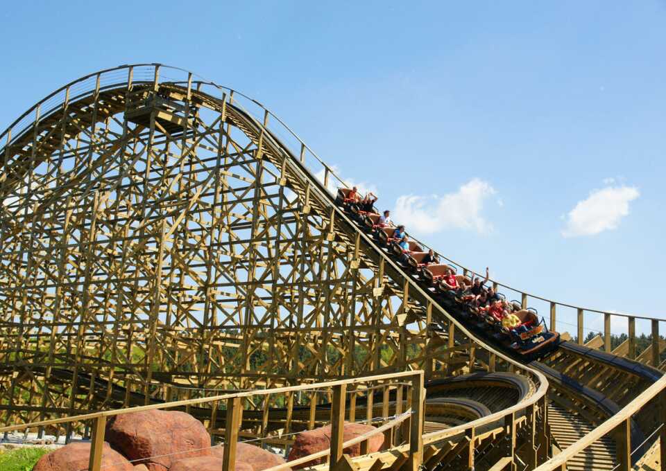 El Toro Holzachterbahn im Freizeitpark Plohn während der rasanten Fahrt